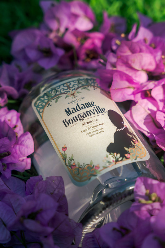 bottiglia di madame bouganville gin tra i fiori di bouganville
